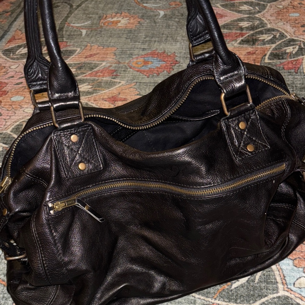 Elegant Black Leather Travel Bag - Picture 5 of 6